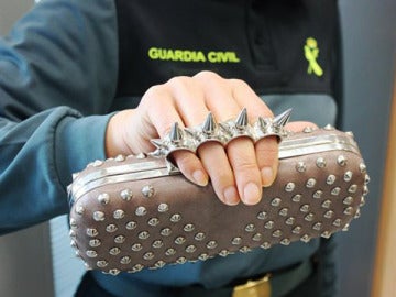 Bolso con empuñadura de puño americano intervenido. Bolso con empuñadura de puño americano intervenido.
