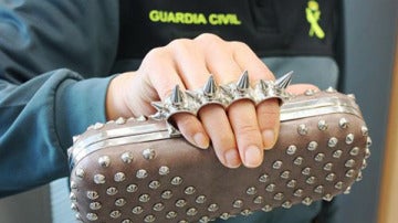 Bolso con empuñadura de puño americano intervenido.
