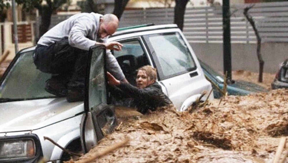 Mujer atrapada en su coche en Atenas.