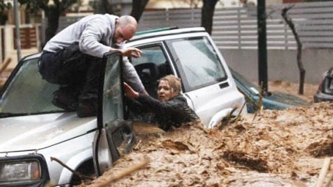 Mujer atrapada en su coche en Atenas.