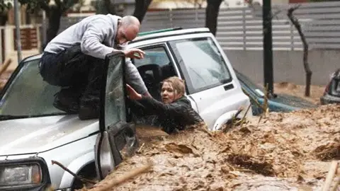 Mujer atrapada en su coche en Atenas. Mujer atrapada en su coche en Atenas.