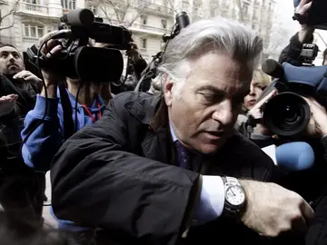 Luis Bárcenas intenta entrar en su domicilio. Luis Bárcenas intenta entrar en su domicilio.