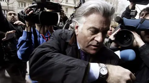 Luis Bárcenas intenta entrar en su domicilio. Luis Bárcenas intenta entrar en su domicilio.