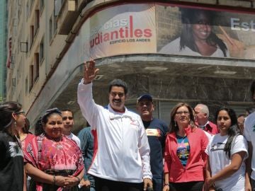 El vicepresidente venezolano, Nicolás Maduro, acompañado de la líder indígena guatemalteca Rigoberta Menchú