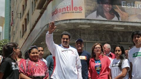 El vicepresidente venezolano, Nicol&aacute;s Maduro, acompa&ntilde;ado de la l&iacute;der ind&iacute;gena guatemalteca Rigoberta Mench&uacute;