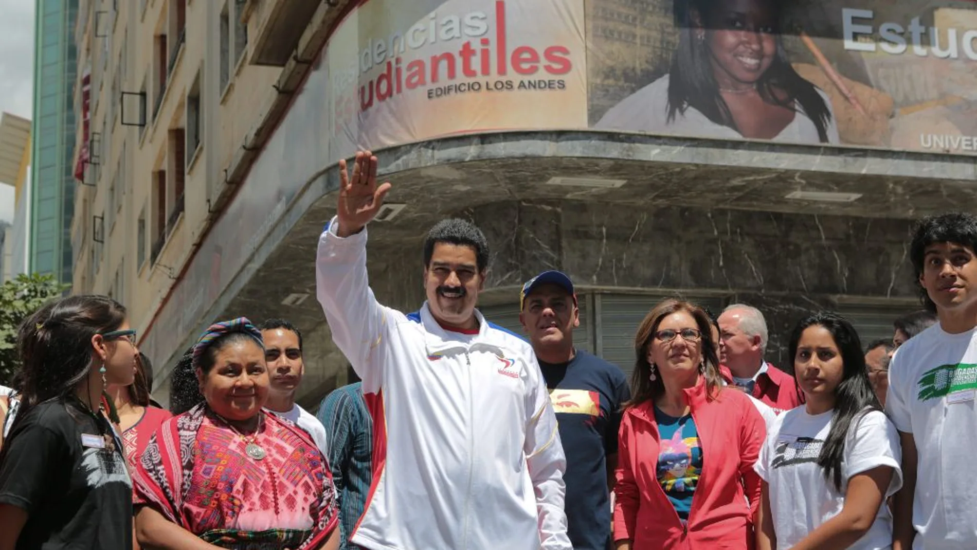 El vicepresidente venezolano, Nicolás Maduro, acompañado de la líder indígena guatemalteca Rigoberta Menchú El vicepresidente venezolano, Nicolás Maduro, acompañado de la líder indígena guatemalteca Rigoberta Menchú