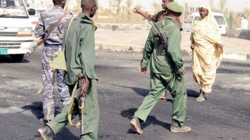 Soldados sudaneses patrullan por las calles de Darfur
