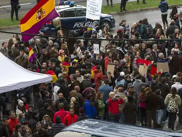Protesta a la llegada de Urdangarin Protesta a la llegada de Urdangarin