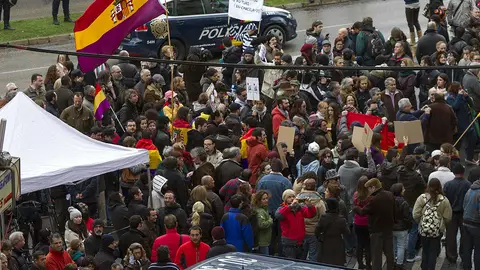 Protesta a la llegada de Urdangarin Protesta a la llegada de Urdangarin