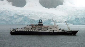 Imagen del crucero Lyubov Orlova tomada antes de ser abandonado a la deriva