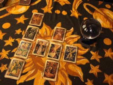 Cartas del tarot sobre un tapete