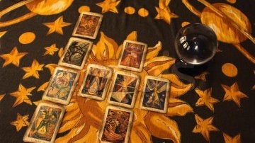 Cartas del tarot sobre un tapete