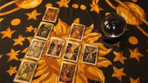 Cartas del tarot sobre un tapete Cartas del tarot sobre un tapete