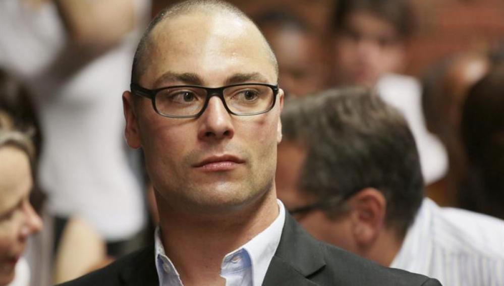 El hermano de Oscar Pistorius, Carl, durante la vista previa por el asesinato de Reeva Steenkamp