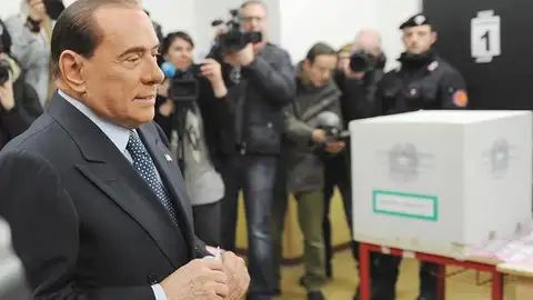 Berlusconi inserta su voto en urna urna electoral. Berlusconi inserta su voto en urna urna electoral.