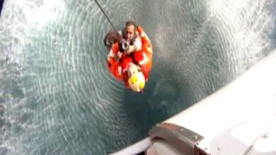 Rescatan, en estado grave, a un pescador en aguas de Baiona