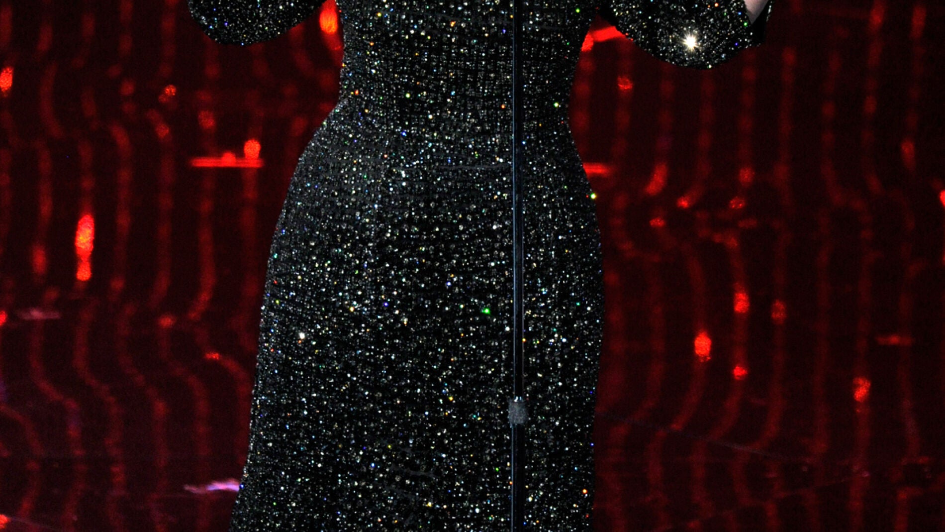 La cantante Adele interpretando una canci&oacute;n