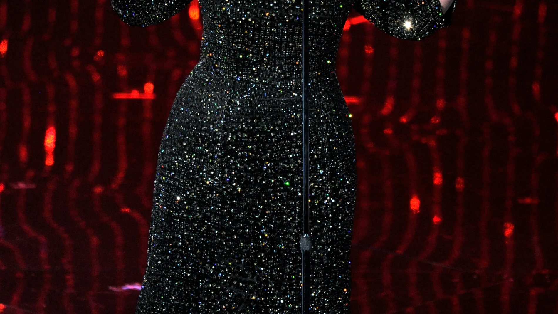 La cantante Adele interpretando una canción La cantante Adele interpretando una canción