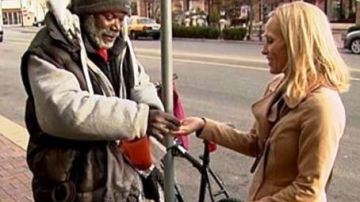 El mendigo Billy Ray Harris junto con la dueña del anillo, Sarah Darling 