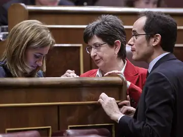 Carme Chacón conversa con los diputados del PSC Teresa Cunillera y Francesc Valles Carme Chacón conversa con los diputados del PSC Teresa Cunillera y Francesc Valles