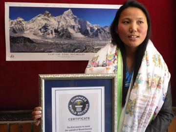 Una mujer nepalí corona el Everest dos veces