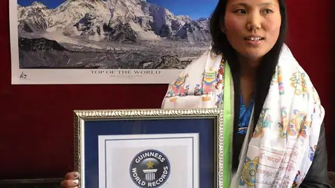 Una mujer nepalí corona el Everest dos veces Una mujer nepalí corona el Everest dos veces