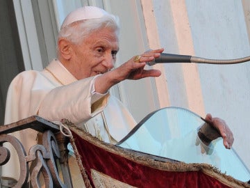 Benedicto XVI, desde el balcón