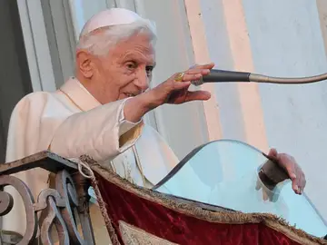 Benedicto XVI, desde el balcón Benedicto XVI, desde el balcón