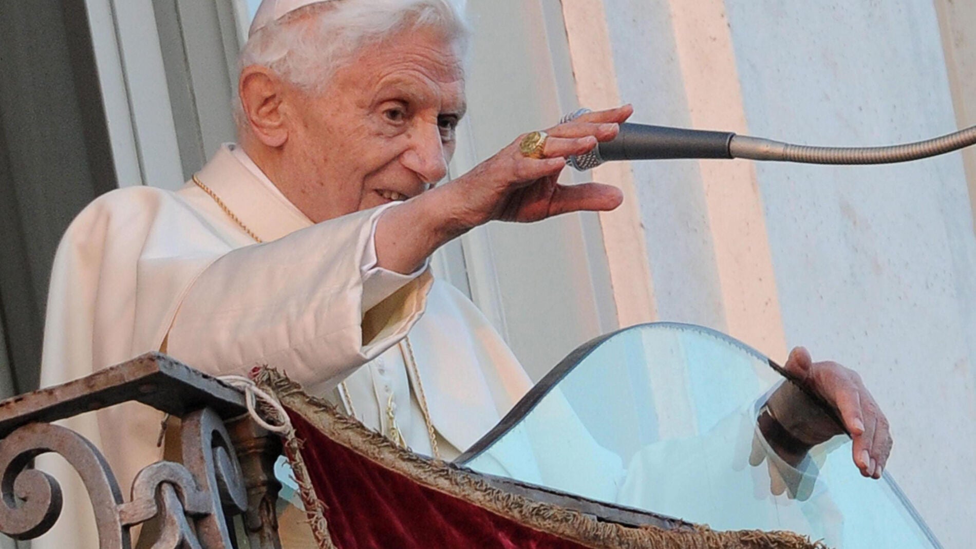 Benedicto XVI, desde el balc&oacute;n