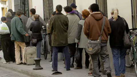 Cola en la puerta de un comedor social Cola en la puerta de un comedor social
