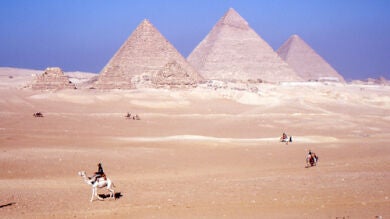 Tres personas detenidas en Egipto por comerciar con piedras de las pirámides