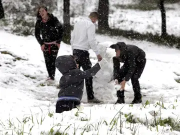 Jugando con la nieve Jugando con la nieve
