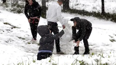 Jugando con la nieve Jugando con la nieve