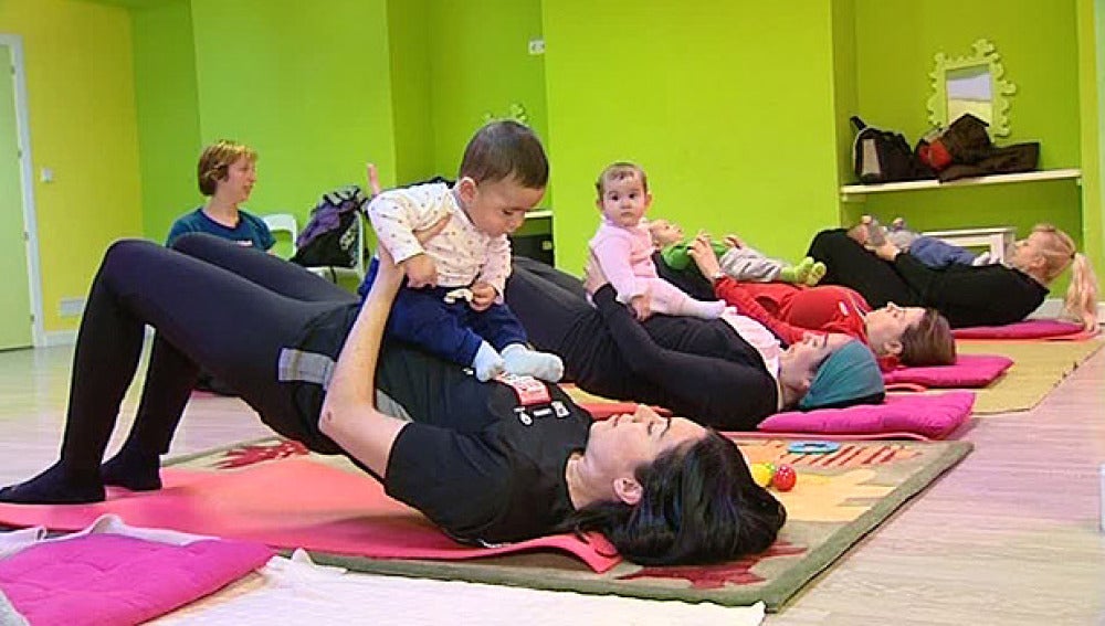 Madres hacen pilates con sus bebés