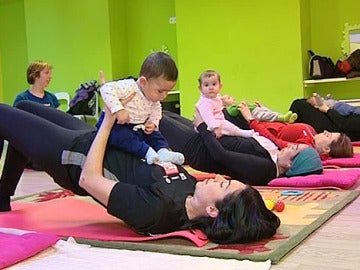 Madres hacen pilates con sus bebés Madres hacen pilates con sus bebés