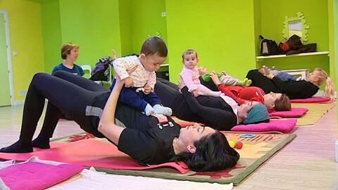 Madres hacen pilates con sus beb&eacute;s