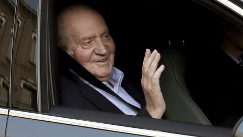 El Rey llega a la cl&iacute;nica para ser operado