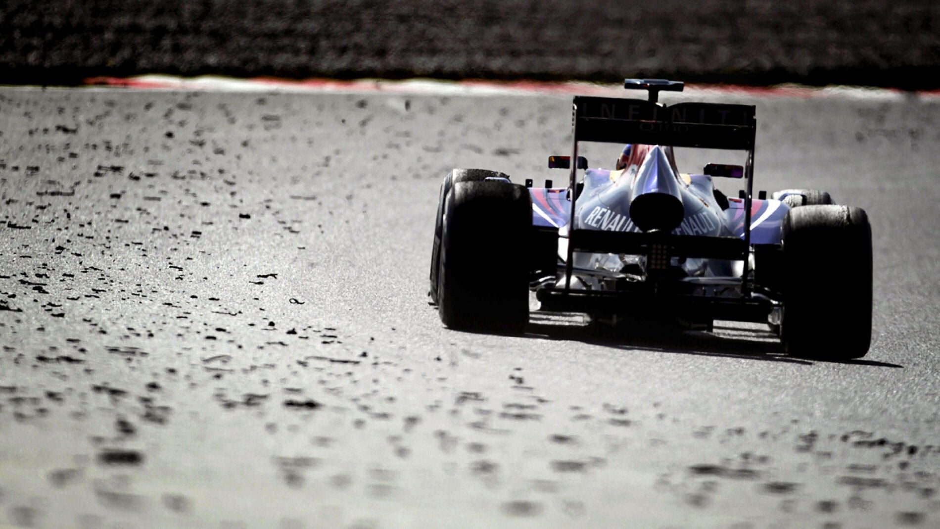 Vettel se aleja del objetivo... de la c&aacute;mara