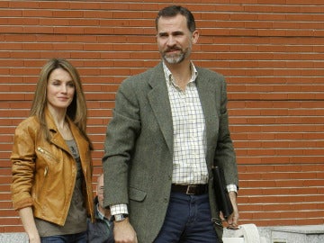 Don Felipe y Doña Letizia llegan a la clínica La Milagrosa