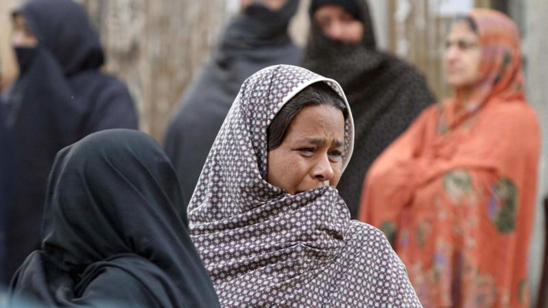 Una mujer llora por las v&iacute;ctimas de los ataques