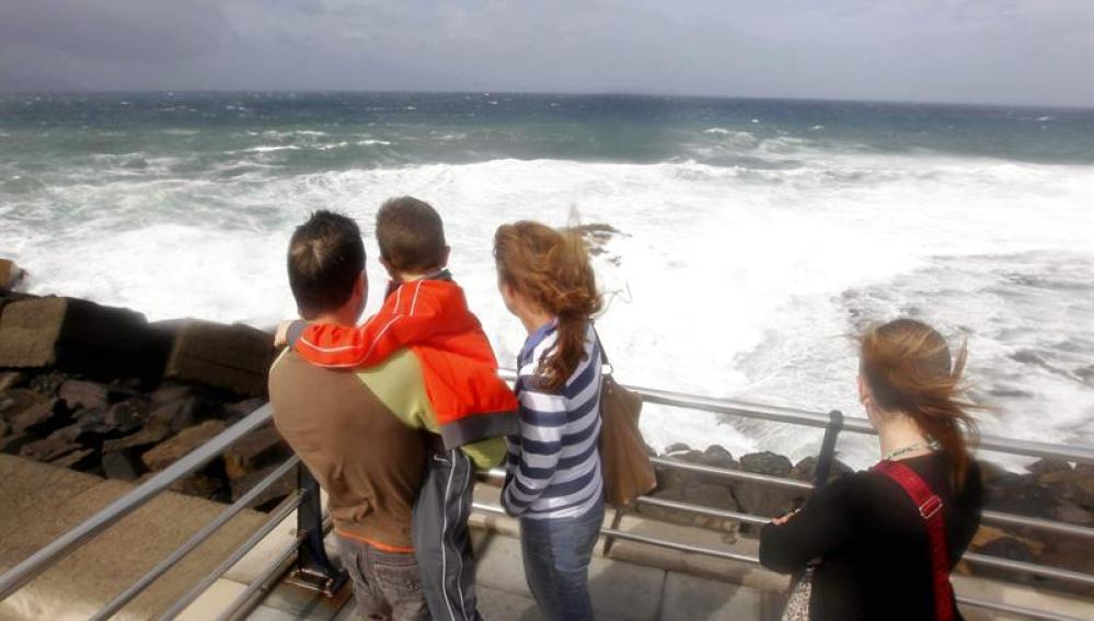 Alerta roja en Canarias por el temporal