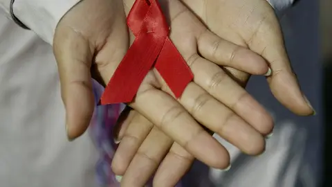 Lazo rojo, símbolo de la lucha contra el VIH. Lazo rojo, símbolo de la lucha contra el VIH.