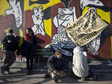 Ciudadanos protegen el Muro