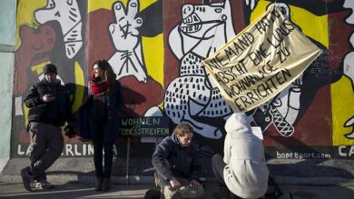 Ciudadanos montan guardia para evitar que desmonten parte del Muro de Berlín