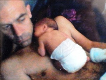 Carl sostiene a su hijo Kaiden Carl sostiene a su hijo Kaiden