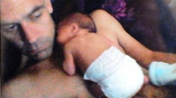 Carl sostiene a su hijo Kaiden