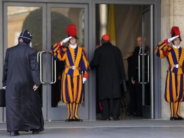 La guardia de El Vaticano saluda a uno de los cardenales