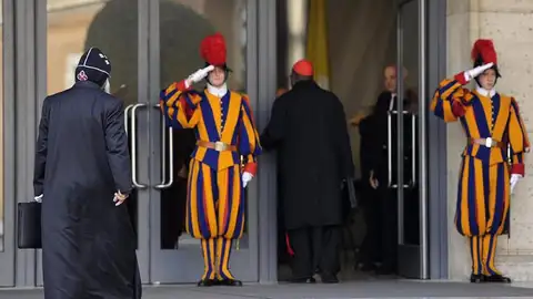 La guardia de El Vaticano saluda a uno de los cardenales La guardia de El Vaticano saluda a uno de los cardenales