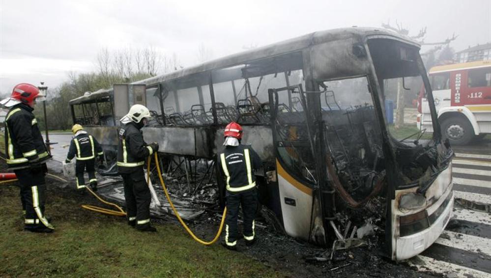 Los bomberos sofocan el fuego del autobús escolar que ha ardido en Teo