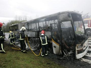 Los bomberos sofocan el fuego del autobús escolar que ha ardido en Teo